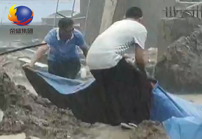 榮盛保溫磚廠區工作人員冒雨蓋篷布 榮盛保溫磚廠區工作人員冒雨蓋篷布